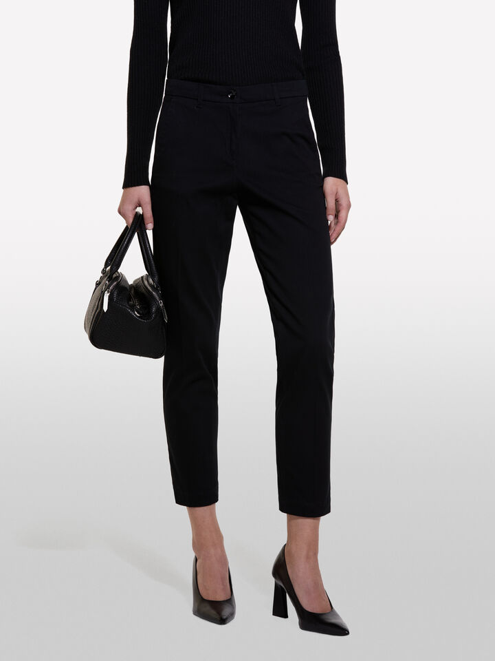 Pantalon chino noir de type cigarette - null - Noir | Sisley image number 4